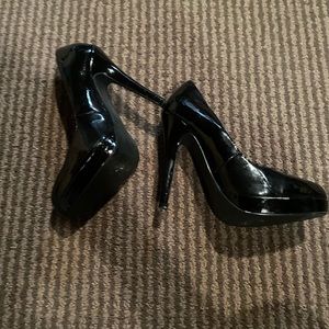 Black pumps. Size 7